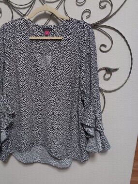 VINCE CAMUTO black/white print surplice hi-lo flutter sleeve top, XL